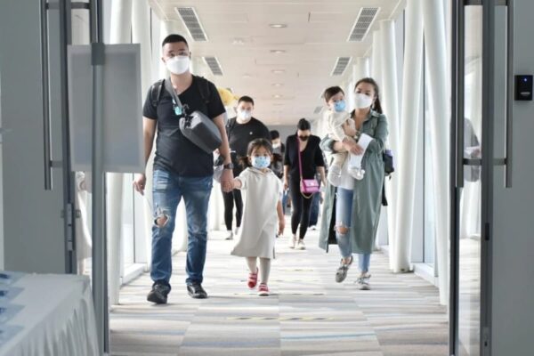 Eine Familie beim Verlassen des Flugzeuges nach der LAndung auf dem Flughafen von Phuket.