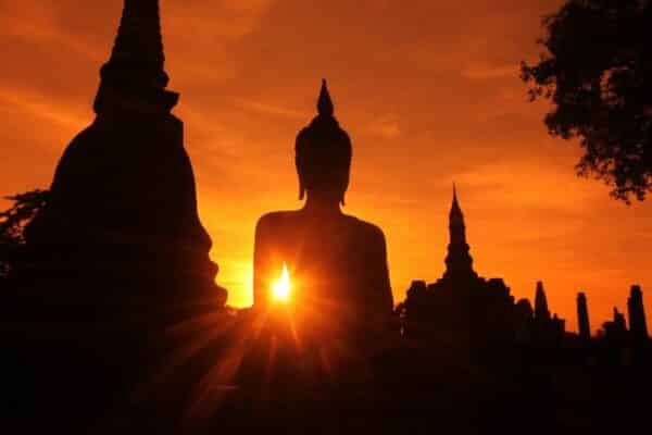 Eine thailändische Buddha Statue bei Sonnenuntergang in Ayutthaya.