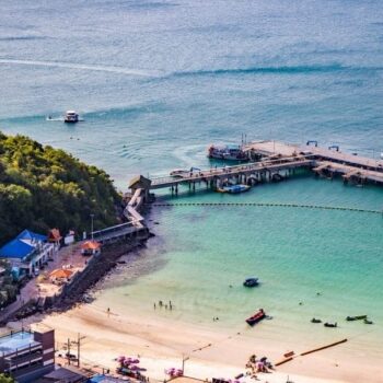 Blick auf den Pier der Insel Koh Lan, welche ein beliebtes Urlaubsziel für lange Wochenende ist.