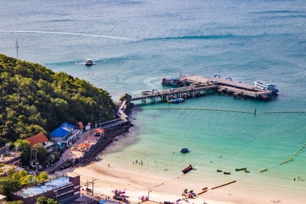 Blick auf den Pier der Insel Koh Lan, welche ein beliebtes Urlaubsziel für lange Wochenende ist.