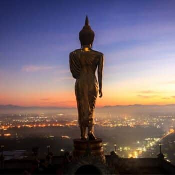 Eine Buddha Statue auf einen Berg, die Region Krabi überblickend.