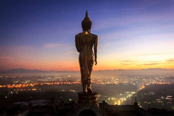 Eine Buddha Statue auf einen Berg, die Region Krabi überblickend.