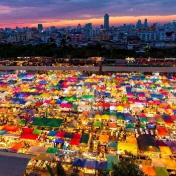 Blick aus der Vogelperspektive auf einen der berühmten Nachtmärkte von Bangkok.