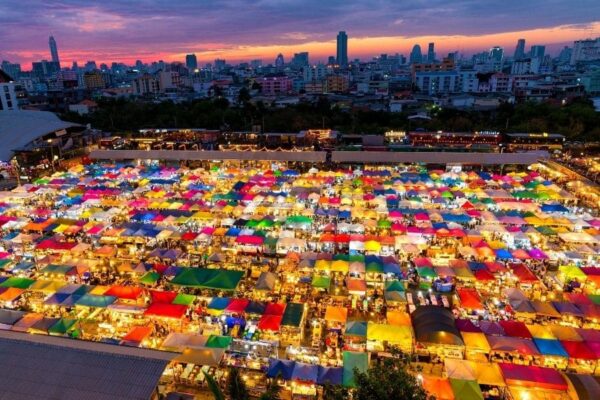 Blick aus der Vogelperspektive auf einen der berühmten Nachtmärkte von Bangkok.