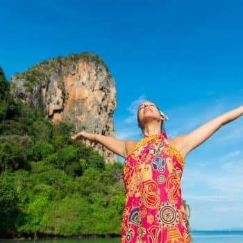 Touristin in Thailand vor den Karstfelsen bei Krabi.