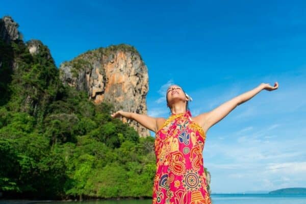 Touristin in Thailand vor den Karstfelsen bei Krabi.