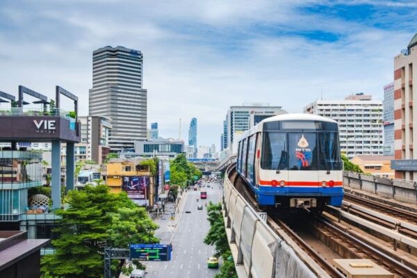 Eine BTS beim Einfahren in eine Station auf der Sukhumvit Line in Bangkok, Thailand.