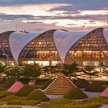 Blick auf eines der Terminals des Bangkoker Flughafens mit seinen markanten Fenstern.