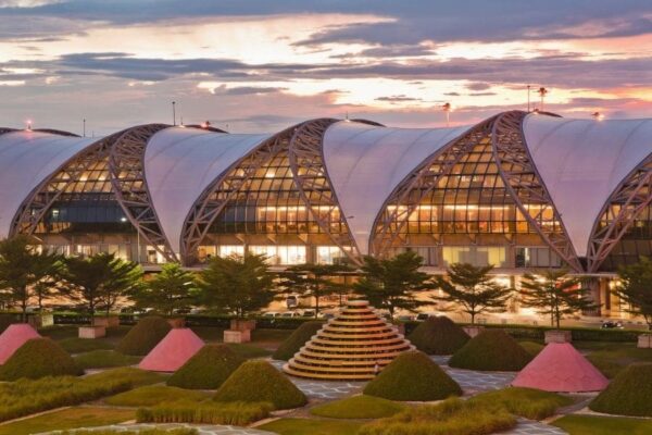 Blick auf eines der Terminals des Bangkoker Flughafens mit seinen markanten Fenstern.