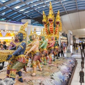 Eine der vielen thailändischen Skulpturen im Flughafen Suvarnabhumi in Bangkok, Thailand.