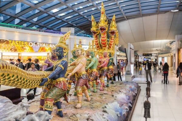 Eine der vielen thailändischen Skulpturen im Flughafen Suvarnabhumi in Bangkok, Thailand.