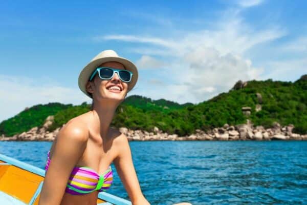 Eine Thailand Touristin in einem Longtailboot vor den Similan Inseln in Thailand.