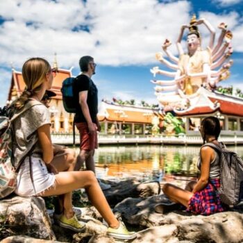 Touristen vor einem Tempel in Thailand auf einer Sightseeing Tour.