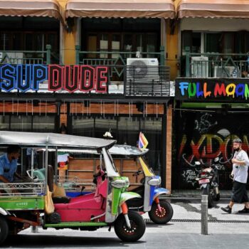 Touristen beim Spazieren in der bekannten Khao San Road.