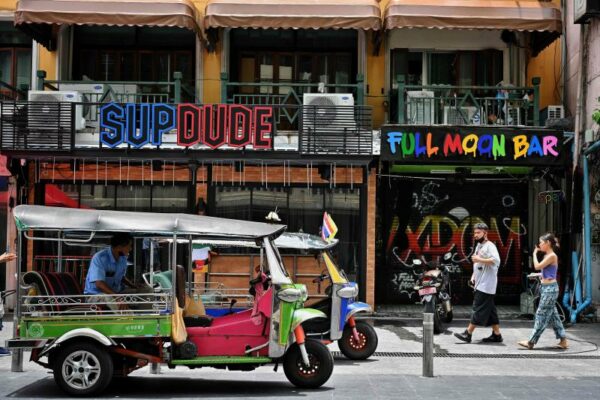 Touristen beim Spazieren in der bekannten Khao San Road.