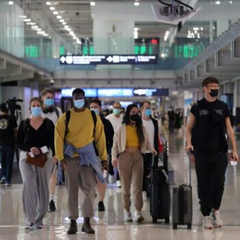 Touristen bei der Ankunft am Bangkoker Flughafen in Thailand im Mai 2022.