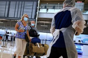 Touristen bei der Ankunft am Flughafen von Bangkok.