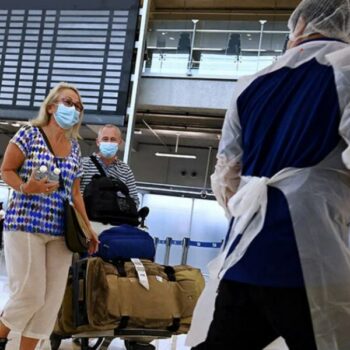 Touristen bei der Ankunft am Flughafen von Bangkok.