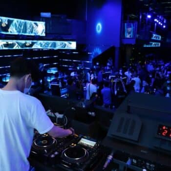 Ein DJ legt am Mittwoch in einem Nachtclub in der Sukhumvit Soi 63 auf.