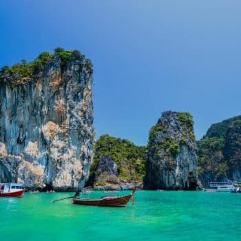 Eine der vielen Karstfelsen in der berühmten Phang Nga Bucht von Thailand.