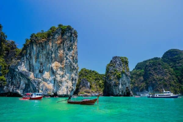 Eine der vielen Karstfelsen in der berühmten Phang Nga Bucht von Thailand.