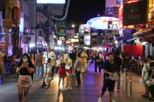 Am 1. Juni drängen sich die Menschen in der Khao San Road, da Kneipen, Bars, Karaoke-Bars, Massagesalons und andere Nachtlokale in 31 Provinzen, die als grüne Zonen und blaue "tourismusorientierte" Zonen eingestuft sind, ihren Betrieb wieder aufnehmen dürfen. Die Schließung um Mitternacht bleibt jedoch bestehen.