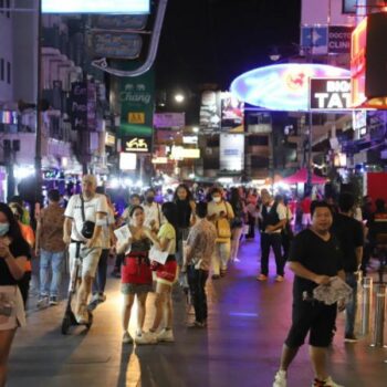 Am 1. Juni drängen sich die Menschen in der Khao San Road, da Kneipen, Bars, Karaoke-Bars, Massagesalons und andere Nachtlokale in 31 Provinzen, die als grüne Zonen und blaue "tourismusorientierte" Zonen eingestuft sind, ihren Betrieb wieder aufnehmen dürfen. Die Schließung um Mitternacht bleibt jedoch bestehen.