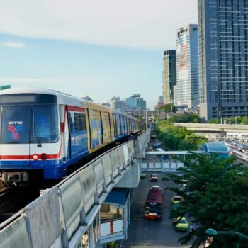 Ein BTS Zug beim Einfahren in eine Station der Sukhumvit Linie.