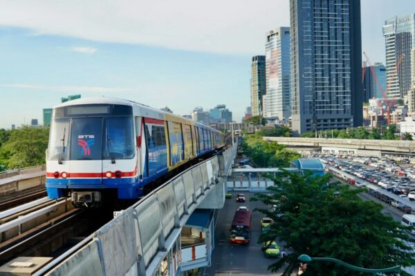 Ein BTS Zug beim Einfahren in eine Station der Sukhumvit Linie.