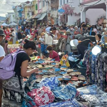 Touristen besuchen eine Fußgängerzone in der Altstadt von Phuket.