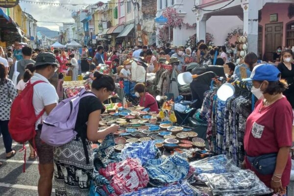 Touristen besuchen eine Fußgängerzone in der Altstadt von Phuket.