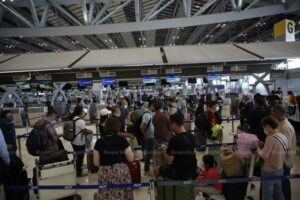 Schlangen an den Check-In Schaltern am Bangkoker Flughafen.