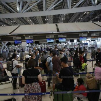 Schlangen an den Check-In Schaltern am Bangkoker Flughafen.