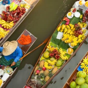 Marktfrauen in ihren Ruderbooten auf einen der berühmten Schwimmenden Märkten von Thailand.