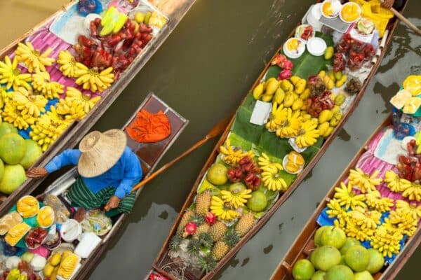 Marktfrauen in ihren Ruderbooten auf einen der berühmten Schwimmenden Märkten von Thailand.