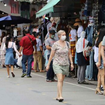 Touristen auf dem berühmten Chatuchak Wochenendmarkt.