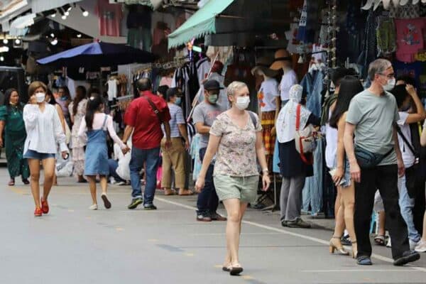 Touristen auf dem berühmten Chatuchak Wochenendmarkt.