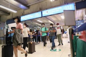 Internationale Besucher werden bei ihrer Ankunft auf dem Flughafen Suvarnabhumi einer Kontrolle unterzogen.