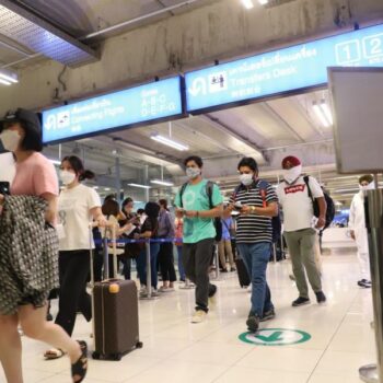 Internationale Besucher werden bei ihrer Ankunft auf dem Flughafen Suvarnabhumi einer Kontrolle unterzogen.