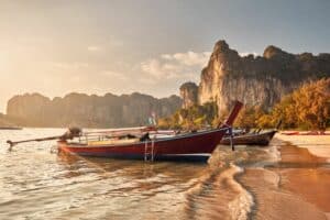 Strand bei Krabi mit den typischen Karstgestein.