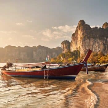 Strand bei Krabi mit den typischen Karstgestein.