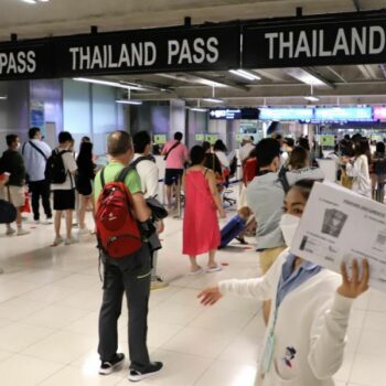 Touristen die am Flughafen in Bangkok angekommen sind und mit dem Thailand Pass einreisen.
