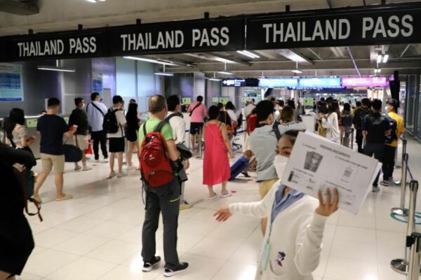 Touristen die am Flughafen in Bangkok angekommen sind und mit dem Thailand Pass einreisen.