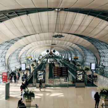 Blick in eines der Abflugterminals des Bangkoker Flughafens Suvarnabhumi.
