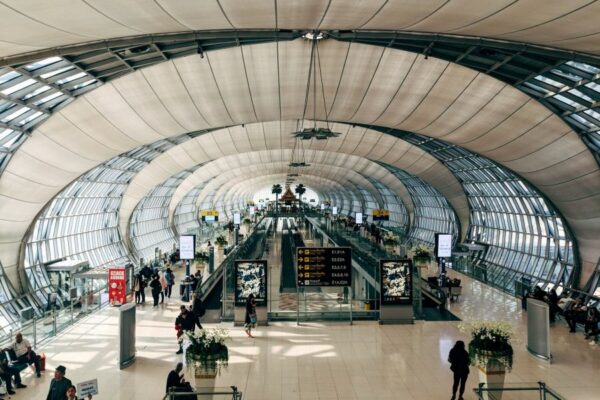 Blick in eines der Abflugterminals des Bangkoker Flughafens Suvarnabhumi.