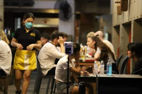 Ausländer und Einheimische werden ohne Gesichtsmasken in einer Bar in Bangkok gesehen.