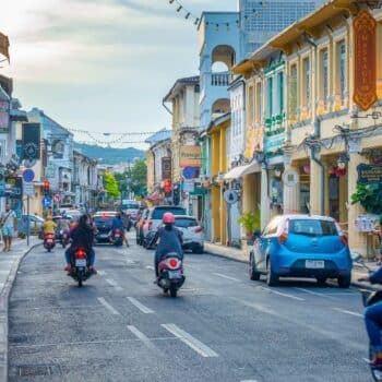 Blick auf Phuket Old Town mit seinen charakteristischen Gebäuden im Kolonialstil.
