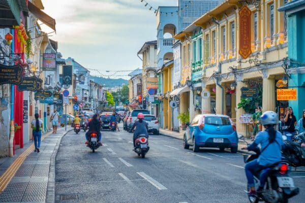 Blick auf Phuket Old Town mit seinen charakteristischen Gebäuden im Kolonialstil.