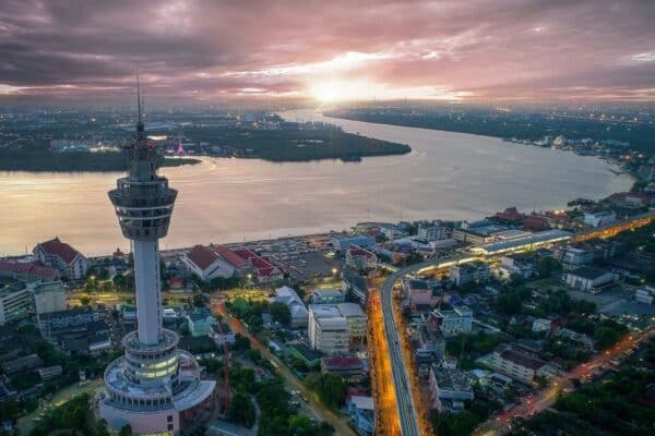 Der Aussichtsturm in Samut Prakarn wird nun nach einer über 10-jährigen Bauzeit eröffnet.