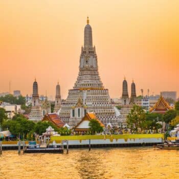 Der Wat Arun in Bangkok am Chao Phraya River.